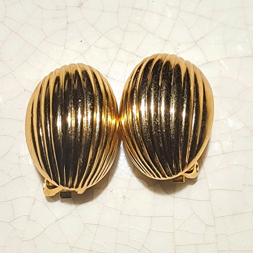 Large oval bombe Ribbed Gold Tone Clip On Earrings Unsigned Lightweight